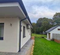 Einfamilienhaus in Studienka mit Terrasse, Gartenmöbeln und gepflegtem Garten.