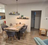 Esszimmer in einem Einfamilienhaus mit Holzboden-Dekor und einem Tisch für sechs Personen.