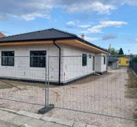 In Radava wird ein Einfamilienhaus mit einem schrägen Dach und einer weißen Fassade gebaut.