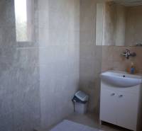 Badezimmer mit geräumiger Dusche und Waschbecken in Hotels und Pensionen.