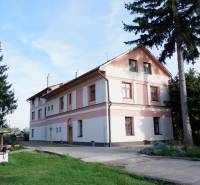 Das Gebäude in Poľný Kesov, umgeben von Grün, Hotels und Pensionen mit heimeliger Atmosphäre.