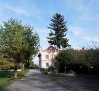 Der Weg führt zu einem Landhaus, umgeben von Grün in Poľný Kesov, Hotels und Pensionen.
