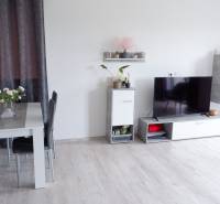 Innenraum eines Einfamilienhauses mit Esstisch, Fernseher und Holzboden.