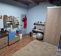 Kinderzimmer in einem Einfamilienhaus mit Holzelementen und Möbeln.