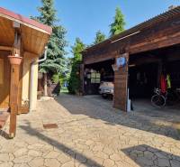 Einfamilienhaus in Dlhá nad Váhom mit Überdachung, Garage und gepflegtem Hof.