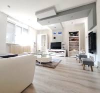 Wohnzimmer in einem Einfamilienhaus mit Holzboden und Sofa.