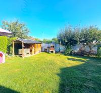 Garten bei einem Einfamilienhaus in Neded mit einem Holzpavillon und einem Kinderspielhaus.