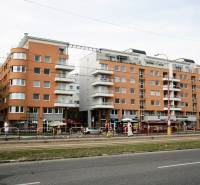 Wohn- und Geschäftsräume in der Komárnická-Straße, Bratislava - Ružinov, mit Straßenbahnstrecke.