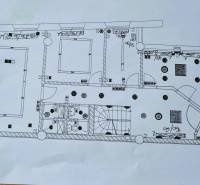 Grundriss von Geschäftsräumen mit Badezimmern und Treppenhaus, einschließlich der Kennzeichnung elektrischer Geräte.