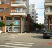 Gewerbeflächen in der Komárnická-Straße in Bratislava - Ružinov, mit Parkplätzen.