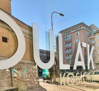 Die Reflexion im Glas zeigt die Fassaden der Gebäude auf dem Dulovo námestie, Bratislava - Nivy, 2-Zimmer-Wohnung.