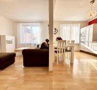 Wohnzimmer mit Küche in einer 2-Zimmer-Wohnung mit Holzboden.