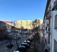 Wohnhäuser und Parkplatz am Dulovo námestie, Bratislava - Nivy, in der Nähe einer 2-Zimmer-Wohnung.
