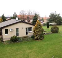 Ein Einfamilienhaus in der Hauptstraße in Kvetoslavov mit einem geräumigen Garten und einem gepflegten Grundstück.