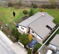Ein Einfamilienhaus in der Hauptstraße in Kvetoslavov mit einem geräumigen Garten und einer Garage.