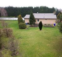 Ein Einfamilienhaus in der Hauptstraße in Kvetoslavov, umgeben von einem großen Garten und Nadelbäumen.