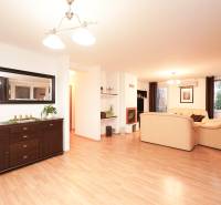 Wohnzimmer mit Kamin und hellen Möbeln, Holzboden, Einfamilienhaus.