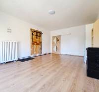 Innenraum eines Einfamilienhauses mit Holzboden und weißen Wänden.