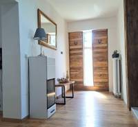 Innenraum mit Holzeingangstüren und Boden in Holzoptik in einem Einfamilienhaus.