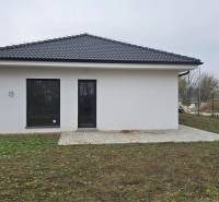 Einfamilienhaus in Cífer mit weißer Fassade und Terrasse im Garten.