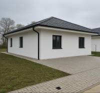 Einfamilienhaus in Cífer mit Schrägdach und gepflastertem Gehweg.