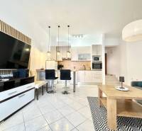 Ferienwohnung mit geräumigem Wohnzimmer, Küche und Fernseher.