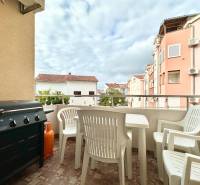 Balkon der Ferienwohnung in Okrug Gornji mit Grill und Plastikmöbeln.