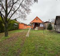 Garten beim Einfamilienhaus in Čechynce mit Pavillon und Holzhäuschen.