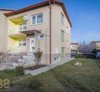 Ein Einfamilienhaus in Poprad mit einem Vorgarten und Treppen, die zum Haupteingang führen.