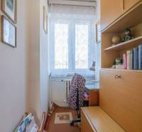 Ein gemütlicher Winkel im Einfamilienhaus mit Schreibtisch und Bücherregal.