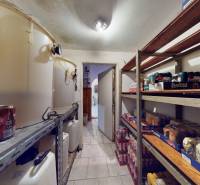 Lagerraum mit Regalen und Fässern, voll mit Essen und Getränken in einem Geschäftslokal.