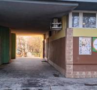Gewerbeflächen in der Beňadická-Straße in Bratislava-Petržalka mit Graffiti an den Wänden und Parkmöglichkeiten.