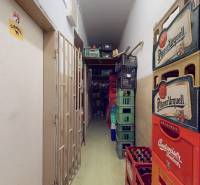 Enge Gänge in Geschäftsräumen mit gelagerten Bierkisten.