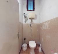 Alte Toilette mit grauen Wänden und kleinem Fenster, aus Bratislava - Petržalka, Geschäftsräume.