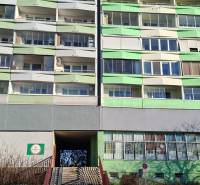 Fassaden eines gedämmten Wohnhauses in der Beňadická-Straße in Bratislava - Petržalka.