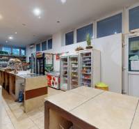 Interieur von Geschäftsräumen mit verschiedenen Waren und Beleuchtung, einschließlich Getränken und Lebensmitteln.