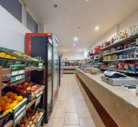 Geschäftsräume mit frischem Obst, Getränken und Lebensmitteln, Boden mit Holzdekor.