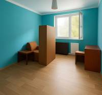 Ein Zimmer in einem Einfamilienhaus mit einem Boden in Holzoptik und türkisfarbenen Wänden.