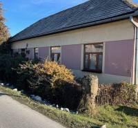 Ein Einfamilienhaus in Tomášovce mit traditionellem Dach und einfachem Fassadendesign.