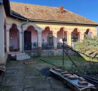 Ein Einfamilienhaus in Tomášovce mit Terrasse und verzierter Fassade.