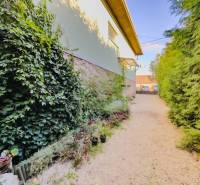 Der Garten beim Einfamilienhaus in Betliar mit reichem Bewuchs und Blumendekorationen.