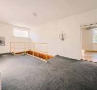 Innenraum eines Einfamilienhauses mit Teppich, Treppe und einfacher Wanddekoration.