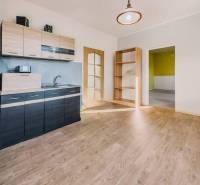 Küche in einem Einfamilienhaus mit Holzboden und hellem Interieur.