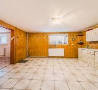 Küche in einem Einfamilienhaus mit Holzdekor und Keramikfliesen.