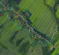 Luftkarte der Wohnbaugrundstücke in Varadka mit hervorgehobenen Grundstücksgrenzen.