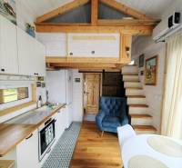 Eine stilvolle Küche mit Sitzecke in einem Einfamilienhaus mit Holzboden.