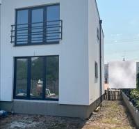 Einfamilienhaus in der Zvončín-Straße in Zvončín mit einer Rasenfläche vor dem Gebäude.