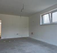 Innenraum eines Einfamilienhauses mit Fenster, weißen Wänden und Elektroinstallationsbetrieb.