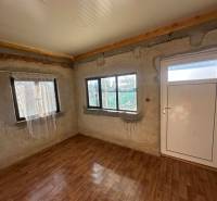 Innenraum mit Holzboden und weißen Türen im Bereich Garten.