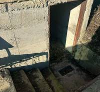 Treppe zum Keller in den Gärten in der Neuen Siedlung in Komárno.